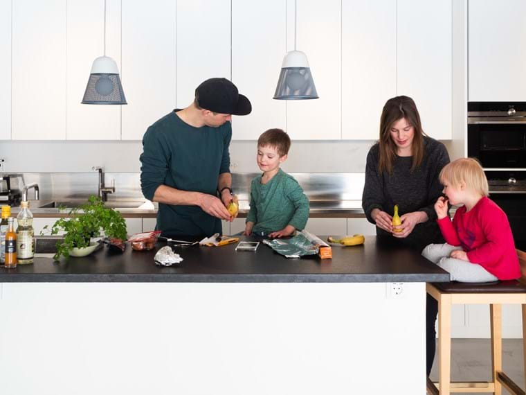 Klas Nilsson står tillsammans med sin familj i köket och lagar mat
