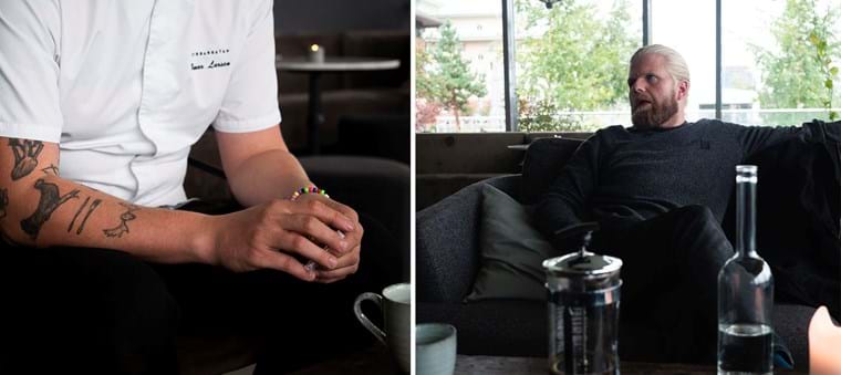 Jon Oskar sitter tillbakalutad i soffan, på bordet framför står en kaffekopp, pressokanna och vattenflaska i glas.