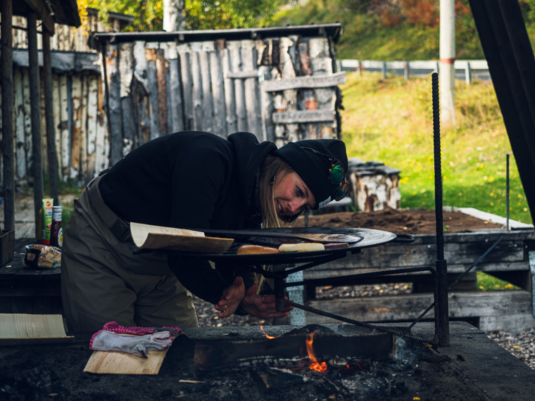 Matilda eldar under en stor muurikka