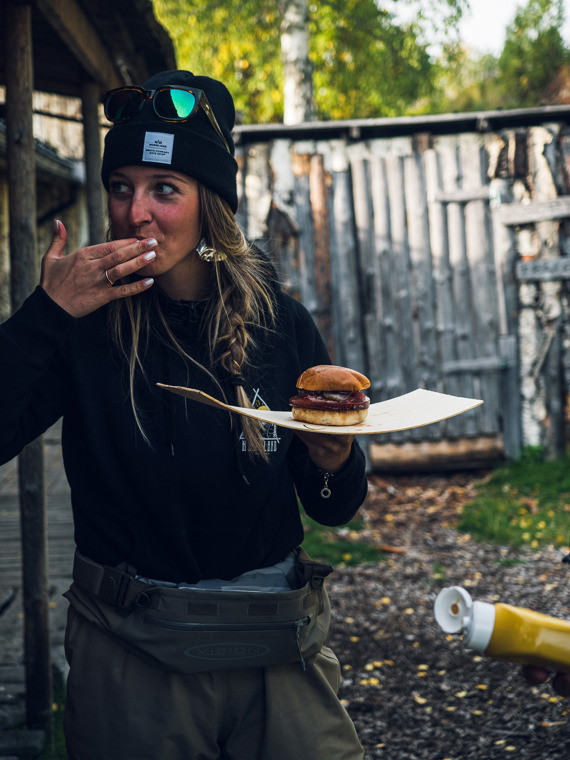 Mathilda äter en nygrillad hamburgare