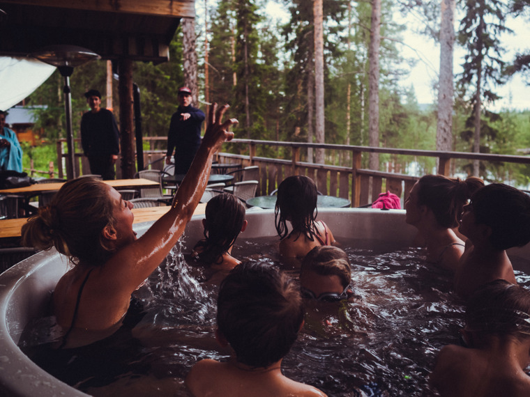 Familjerna njuter av ett härligt bad i bubbelpoolen.