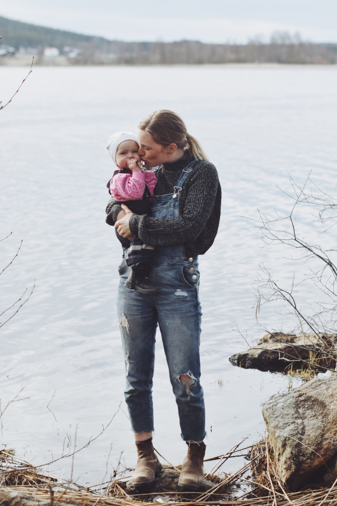 Isabell håller dottern Lo i famnen och ger henne en puss på kinden.